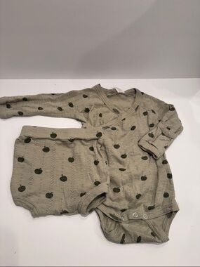 Kate Quinn Sage & Olive Green Baby Pointelle Two-Piece Set with Apple Print